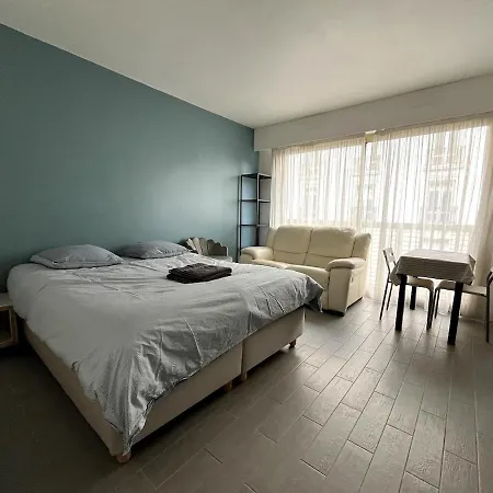 28 Square Meters, Near Eiffel Tower